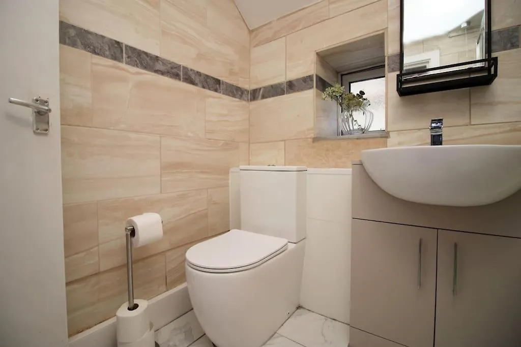 Beautiful Spacious Flat Near City Centre With Free Parking Swansea Apartment